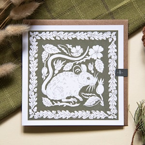 Carte de voeux de style folk avec une souris et une rose (vierge)