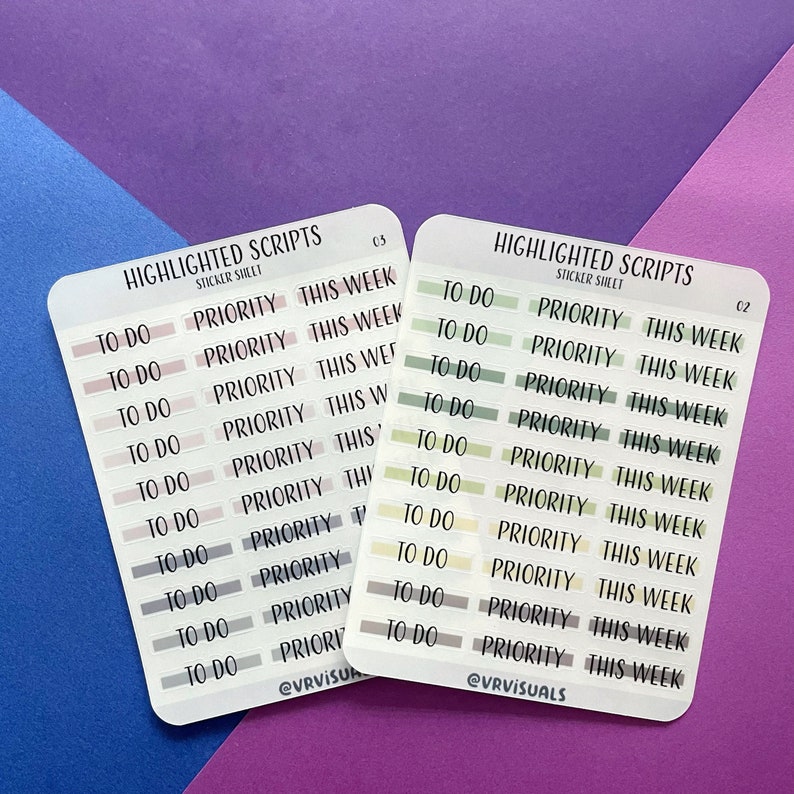 Op de afbeelding: Twee vellen met transparante stickers met verschillende pastelkleurige labels. De labels luiden "To Do", "Prioriteit" en "Deze week". De stickers zijn bedoeld voor gebruik in een planner of dagboek.