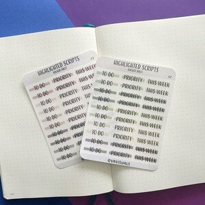 Op de afbeelding: Twee vellen stickers met de woorden "To Do", "Priority" en "This Week" die in verschillende kleuren worden herhaald. De stickers zijn bedoeld voor gebruik in een planner of dagboek.