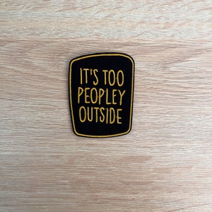 Toppa "It's Too Peopley Outside" / Toppa con frase divertente / Toppa con meme retrò carino / Toppa ricamata da cucire o stirare per zaino, giacca di jeans