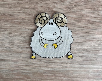 羊のワッペン / ふわふわの羊の農場の動物のワッペン / 縫い付けまたはアイロンで刺繍された動物のワッペン / バックパック、バッグ、帽子、ジャケット用の子供用ワッペン
