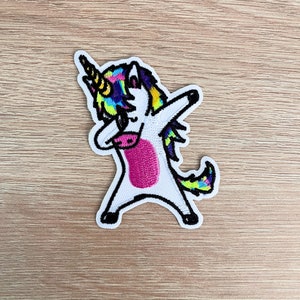 Patch dansende eenhoorn / regenboogkleurige dansende kawaii eenhoorn / geborduurde patch naaien of opstrijken / leuke patch voor rugzak, jas, tas