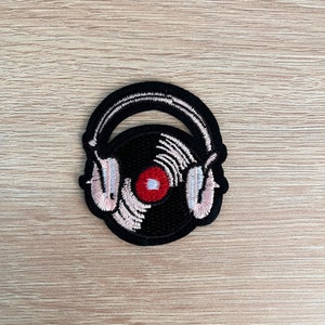 ヘッドフォン付きビニールレコードパッチ / 音楽パッチ / 縫い付けまたはアイロンで貼り付ける刺繍パッチ / 音楽愛好家のためのパッチ / バックパック、デニム用パッチ
