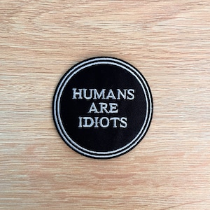Humans are Idiots Patch / Lustige Phrase Patch / Nähen oder Aufbügeln Spaß gestickt Patch / Retro Meme Applikation Patch für Rucksäcke, Jeansjacken