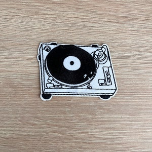 レコードプレーヤーパッチ / 縫い付けまたはアイロンで貼り付ける刺繍パッチ / 音楽愛好家のためのレコードビニールパッチ / ジャケット、バックパック、バッグ用のかわいいパッチ