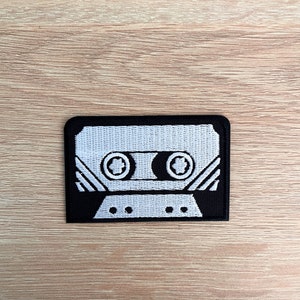 Patch cassettebandje / 80s retro cassettepatch / muziekpatch / Naai of strijk geborduurde cassettebandpatch / patch voor jassen, rugzakken