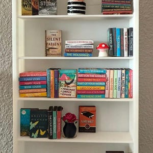 Mini bookshelf: standard. With mini books of your choice! 3D printed
