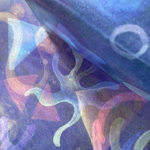 Pode incluir: Design abstrato em aquarela azul, rosa e branco em um tecido transparente. O design apresenta uma variedade de formas, incluindo círculos, triângulos e formas orgânicas.