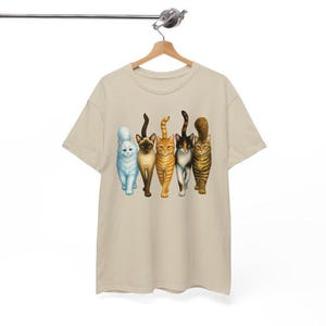Camiseta unisex divertida con cinco gatos yendo y viniendo, impresa por ambos lados, regalo para amantes de los gatos.