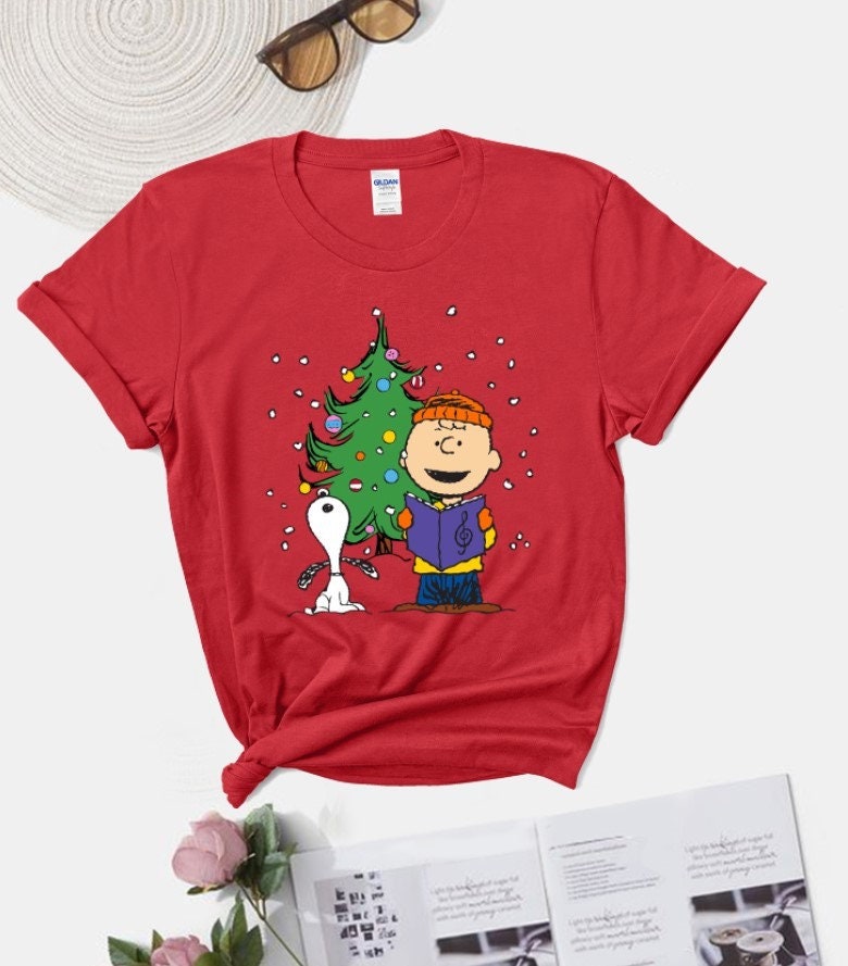 Discover Charlie Und Snoopy Singend Weihnachtslied T-Shirt