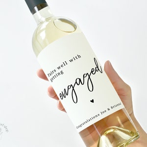 Étiquette de fiançailles, cadeau de fiançailles personnalisé, se marie bien avec des fiançailles, autocollant de vin personnalisé, cadeau de fiançailles pour les couples