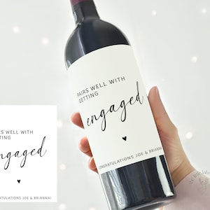 Étiquette de fiançailles, cadeau de fiançailles personnalisé, se marie bien avec des fiançailles, autocollant de vin personnalisé, cadeau de fiançailles pour les couples