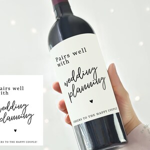Étiquette de vin de fiançailles, se marie bien avec la planification d&#39;un mariage, cadeau de fiançailles pour les couples, cadeau de fiançailles personnalisé, étiquette de vin de mariage