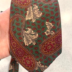 Vintage 417 Van Heusen necktie- 100% silk - green paisley