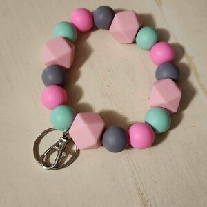 Llavero de pulsera con cuentas