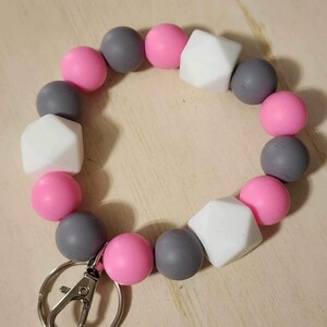 Llavero de pulsera con cuentas