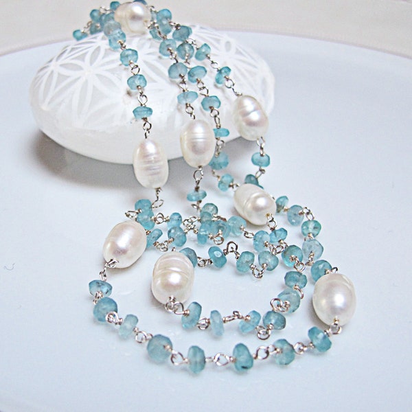 Collier de chapelet bleu en Apatite. Collier long chaîne façon rosaire. Collier pierre bleue. Collier perles d'eau douce baroques.