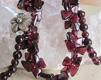 Natürliche Rhodolith Granat Halskette. Trillion Form Teardrop Briolette Halskette.