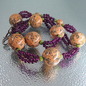 Picture Jasper and Garnet statement necklace. Jasper and Garnet bold necklace. Collier en Jaspe paysage et Grenat rouge. Parure en Jaspe.