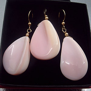 Natural Queen Conch Shell Jewelry set. Pink Conch shell Pendant and earrings. Rhodolite Garnet Necklace. Parure coquille de Conch.