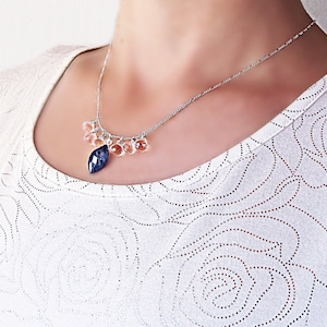 Set di collana pendente e orecchini in cianite blu intenso. Collana con goccia di topazio bianco. Orecchini pendenti in cianite blu. Parure in cianite e topazio bianco.