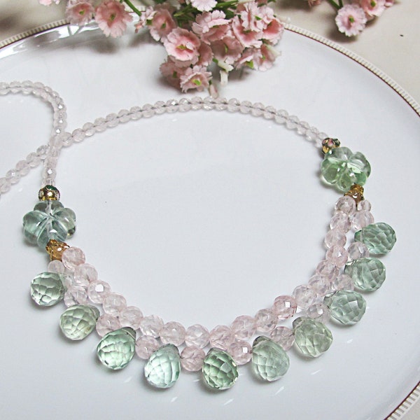 Collier Fantaisie en Fluorite verte. Collier romantique en Fluorite naturelle. Collier en Quartz rose naturel. Bijoux Fleur en Fluorite.