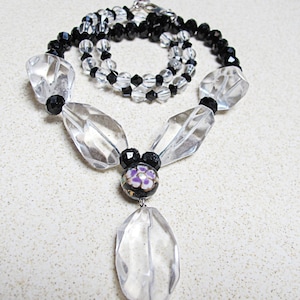 Grote bergkristalkwartsketting. Dikke zwarte en heldere kristallen statementketting. Collier en Cristal de Roche.