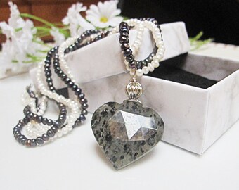 Moss Agate Heart Pendant Necklace. Black and white natural fresh water pearl Necklace. Collier Pendentif Coeur Agate perles noires blanches