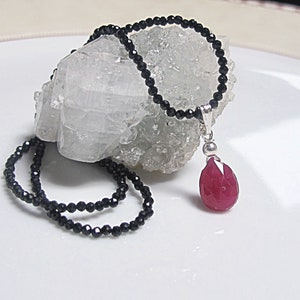 Peut inclure: Un collier de perles de spinelle noire avec un pendentif en forme de larme en pierre précieuse rose.