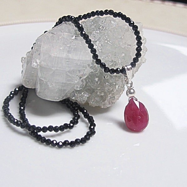 Collier Spinelle noir. Pendentif Ruby naturel. Collier noir. Ras du cou Spinelle noir.  Collier pendentif avec perles précieuses.