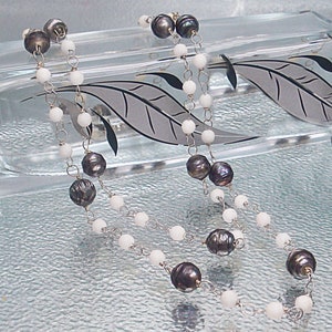 Faceted peacock fresh water Pearl and White Coral Necklace. Long Rosary Pearl necklace. Chapelet long avec les perles noires et Corail blanc