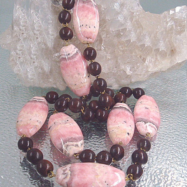 Collier sautoir en bois noble et Rhodochrosite. Collier en bois précieux. Rosaire avec le bois noble. Collier Rhodochrosite.