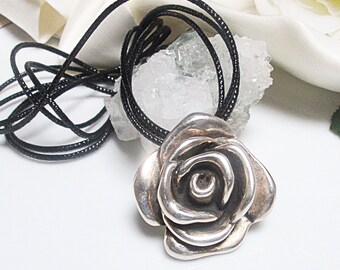 Texturerat halsband i sterlingsilver med roshänge