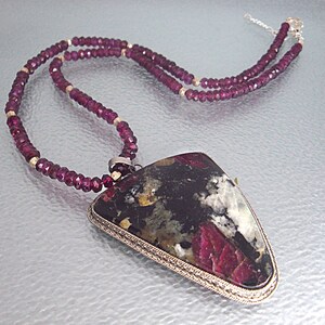 Eudialyt ädelstenshänge, drakblodssten, tysk silverinfattning pendant necklace
