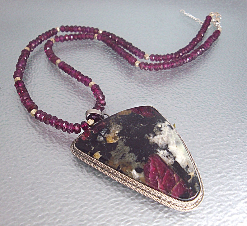 Eudialyt ädelstenshänge, drakblodssten, tysk silverinfattning pendant necklace