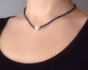Set di collane con spinello nero: girocollo mistico con orecchini di perle