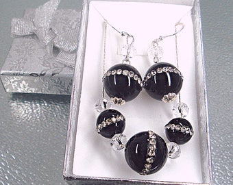 Schmuckset aus Sterlingsilber mit schwarzem Onyx, Ohrringe und Anhänger mit Onyx-Einlagen und Kristallbesatz.