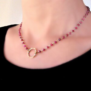 Chokerketting met natuurlijke robijnrode rozenkrans. 14K goud gevulde cirkel hanger ketting. Ras du cou Rubis. Chapelet Rubis. Bijou Rubis naturel.