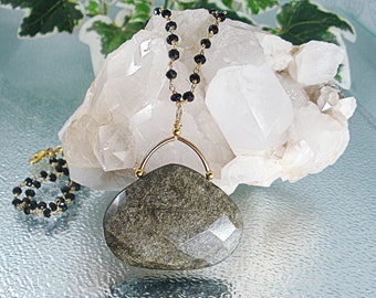 Natural Gold Sheen Obsidian. Gold Sheen Obsidian Pendant. Black Spinel rosary necklace. Pendentif Obsidienne Dorée. Collier Obsidienne.