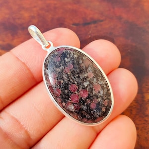 Increíble colgante de piedra de rubí en cascada, colgante de plata de ley, colgante bohemio, collar ovalado de rubíes en cascada, colgante hecho a mano, regalo para ella