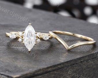 マーキスカットエメラルドエンゲージリング ユニークホワイトゴールド