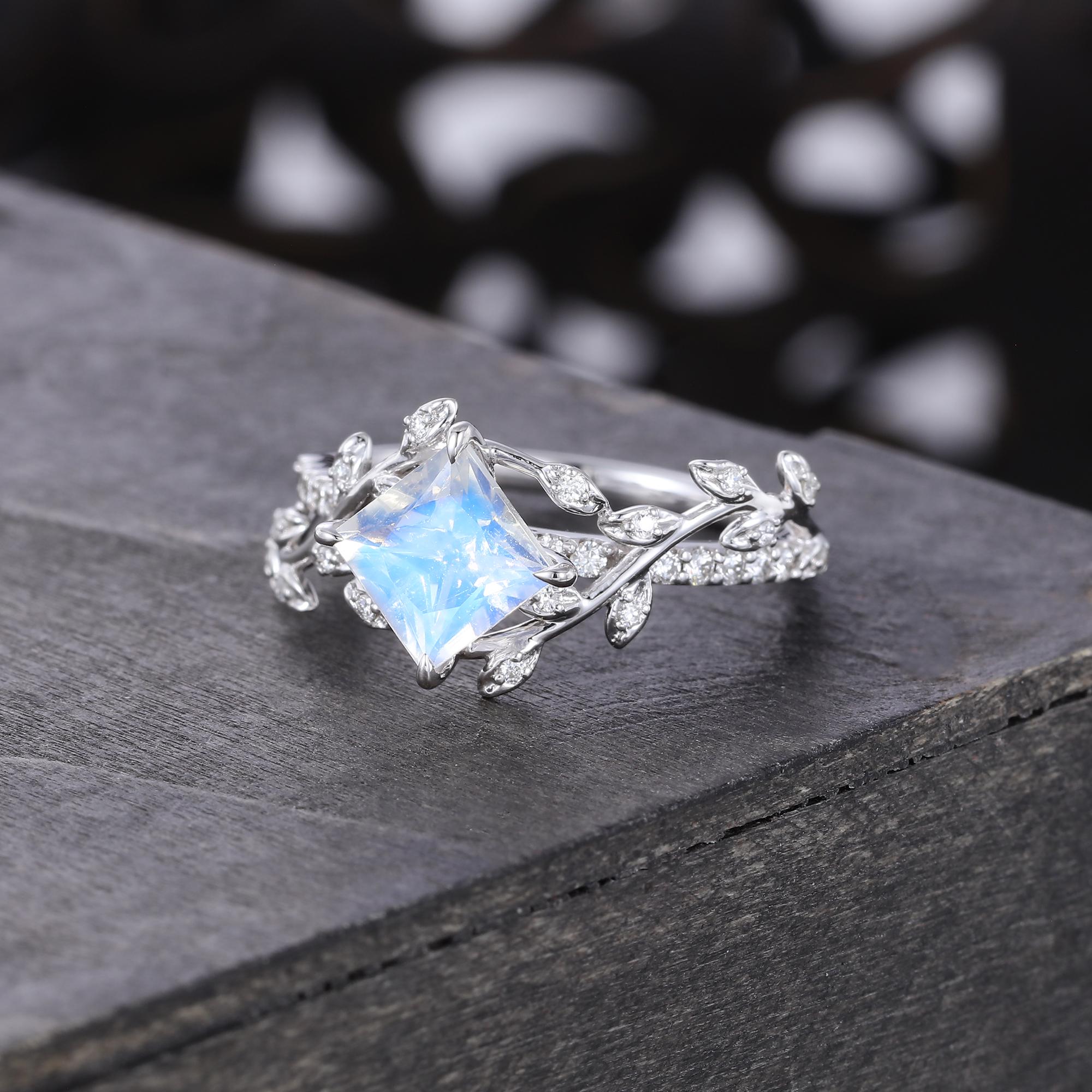 プリンセスカット ムーンストーン エンゲージリング ヴィンテージ