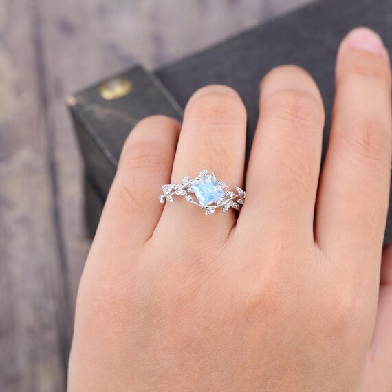 プリンセスカット ムーンストーン エンゲージリング ヴィンテージ