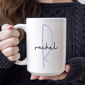 名前入りマグカップ、カスタムイニシャルマグカップ、モノグラムコーヒーマグカップ、女性へのギフト、先生へのギフト、ブライズメイドへのギフト、クリスマスマグカップ、友人へのギフト