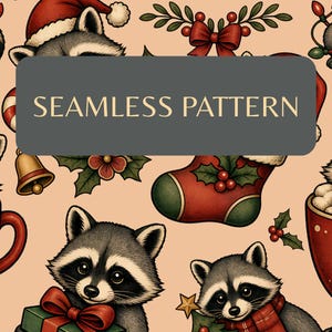 Puede incluir: Un patrón continuo con mapaches ilustrados en escenas navideñas, incluyendo mapaches en tazas rojas con copos de nieve, con gorros de Papá Noel y regalos. El diseño incluye acebo, campanas y calcetines navideños sobre un fondo color crema.