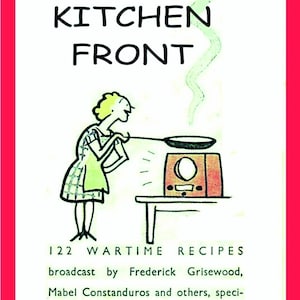 Può includere: Un'illustrazione in bianco e nero di una donna che cucina in una cucina. La donna è in piedi davanti a una stufa e mescola una pentola. Il testo sulla copertina recita "The Kitchen Front 122 Wartime Recipes broadcast by Frederick Grisewood, Mabel Constanduros and others, specially selected by the Ministry of Food. 6d. NET"