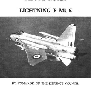 Può includere: Foto in bianco e nero di un jet da combattimento argentato, l'English Electric Lightning F Mk 6, in volo. L'aereo ha un tondo rosso, bianco e blu sull'ala e il testo "XP697" sulla coda.