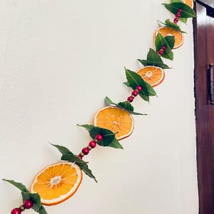 Guirnalda de 6 pies con naranja seca, arándano, hojas de laurel y cuentas de madera
