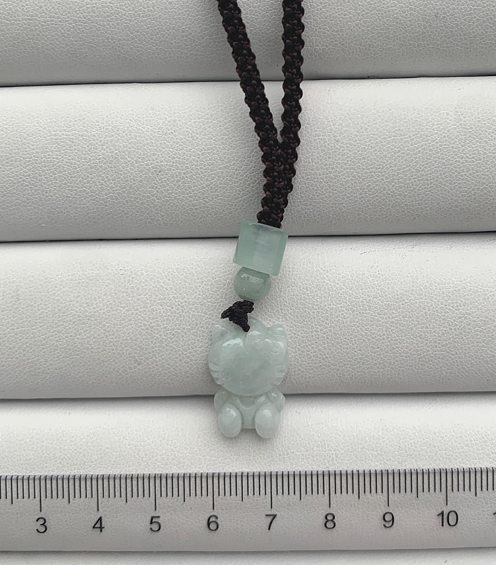 Pendentif Chat En Jadéite Naturelle Verte - 36x16x13 Mm - Avec Certificat NQTC