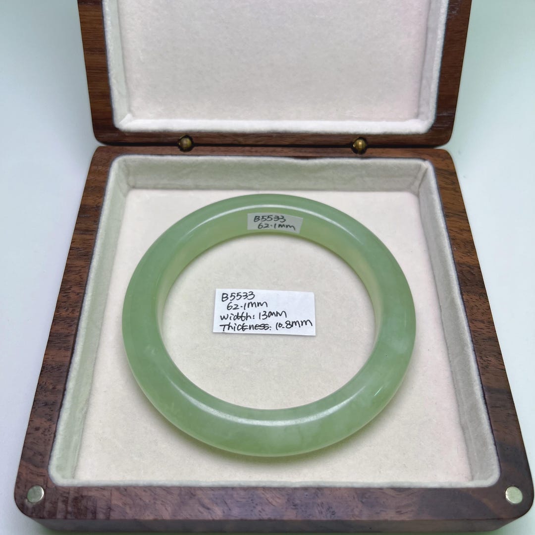 翡翠　バングル　淡いグリーン62 62.1 mm 本物の翡翠バングル 本物のグリーン翡翠バングル 天然
